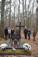 Uczestnicy uroczystości: Grzegorz Nowik, mieszkanki okolicznych domostw, Jacek Tokarski, Tadeusz Browarek, Miłka Nowik, Jan Ebert